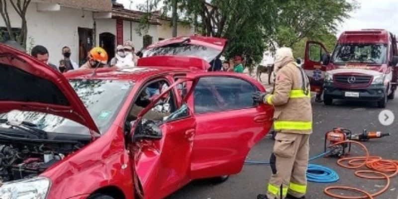 Corpo de Bombeiros é acionado para socorrer vítima presa às ferragens, em acidente automobilístico 
