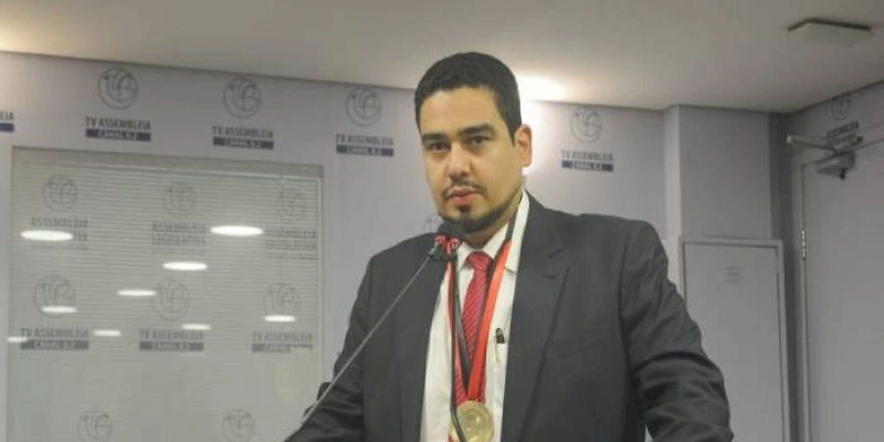 Delegado Pedro Ivo recebe medalha Epitácio Pessoa na Assembleia Legislativa