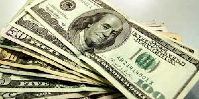Ibovespa opera em baixa, com dólar vendido a R$ 3,74