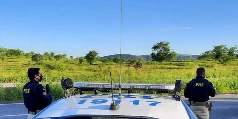 Carga irregular de soja é apreendida durante abordagem da PRF, na BR-230, no Sertão da Paraíba