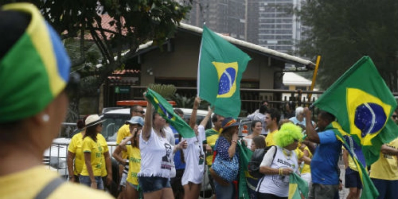 Arredores de condomínio de Bolsonaro se transformam em feira livre