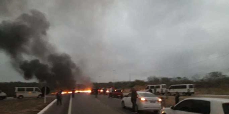 Alternativos bloqueiam trecho na BR 230, próximo a Pombal e Patos 