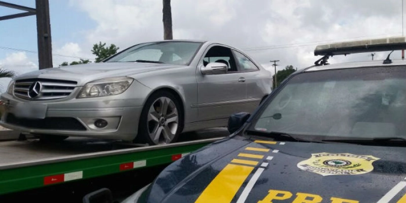 PRF recupera carro de luxo durante fiscalização na Paraíba