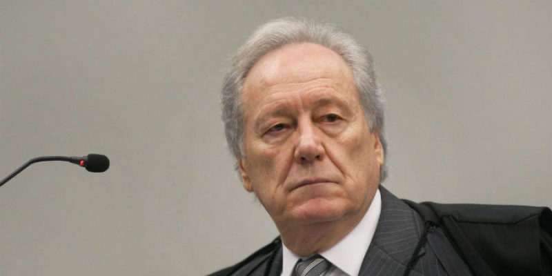 Lewandowski suspende MP que adia reajuste de servidores federais