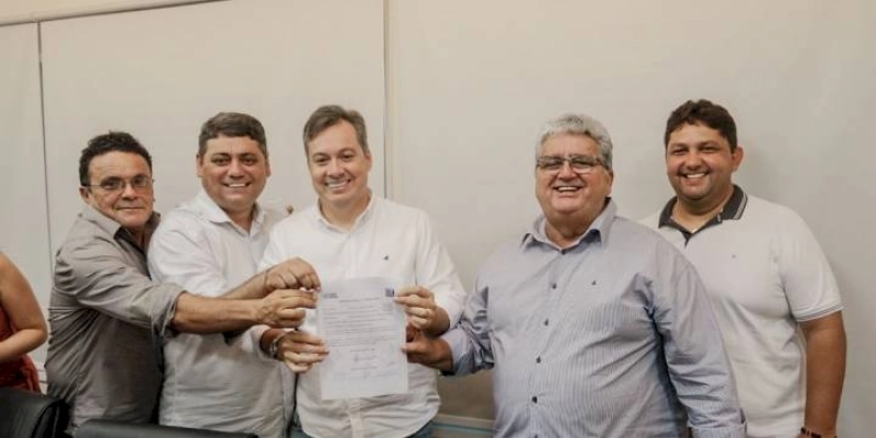 Ao lado do governador João, prefeito de Vieirópolis, Júnior Araújo assina ordem de serviço da PB-387 e apresenta demandas do Sertão paraibano