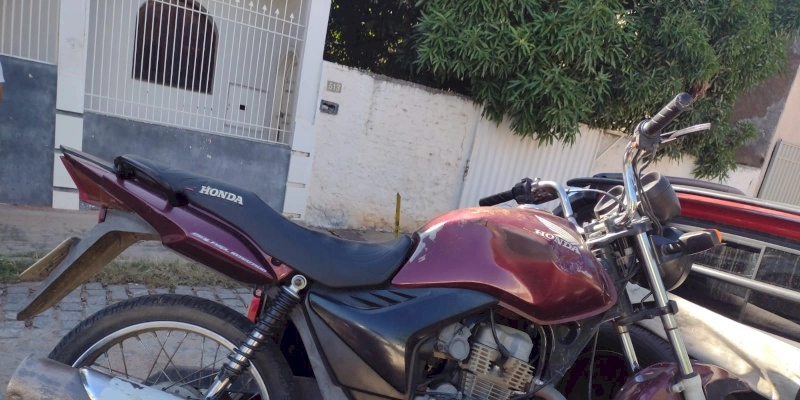 Moto furtada é localizada pela PM dentro de um motel, no sertão do estado; um homem foi preso em flagrante