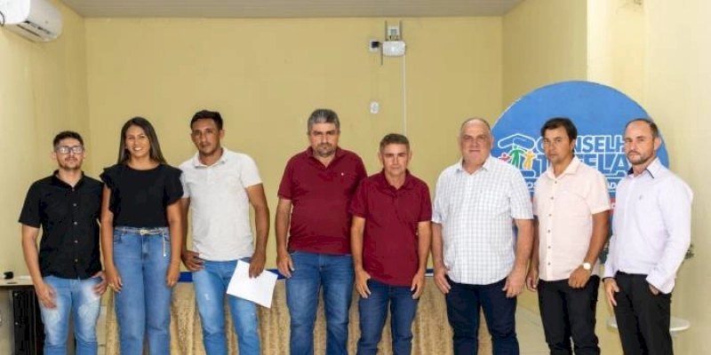 Cláudio Antônio parabeniza todos os conselheiros tutelares durante posse, em São José da Lagoa Tapada