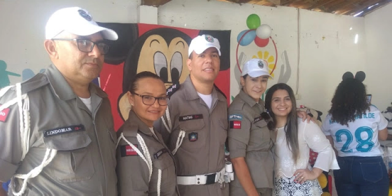 Policiais da 5ª CPTRAN realizam entrega de brinquedos na APAE em Cajazeiras