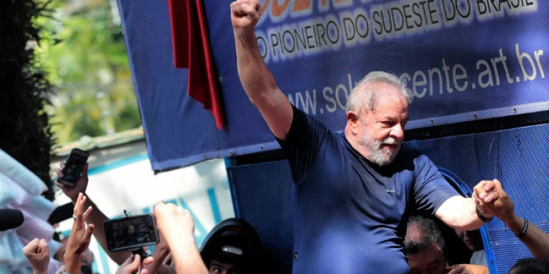 Mesmo preso, Lula lidera corrida presidencial com folga