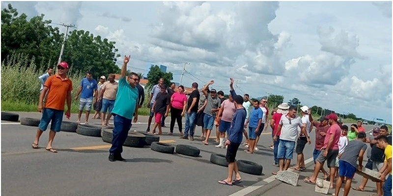 Agricultores bloqueiam BR 230, em Sousa, em protesto as invasões das águas do Engenheiro Ávidos, que vem causando prejuízos às culturas 