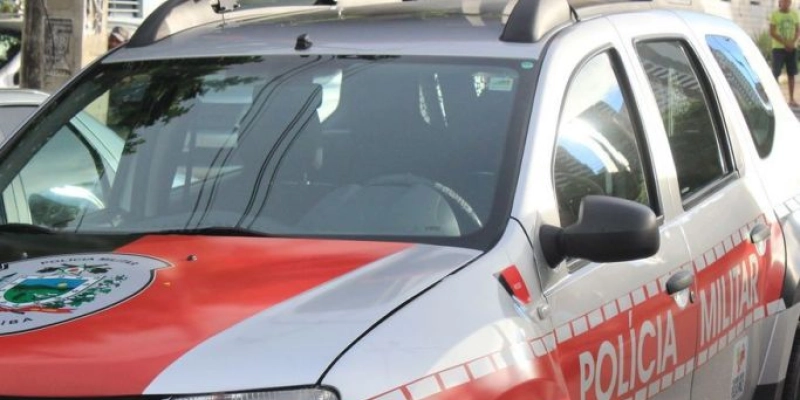 Viatura da Polícia é atingida por motocicleta pilotada por jovem sem habilitação; leia