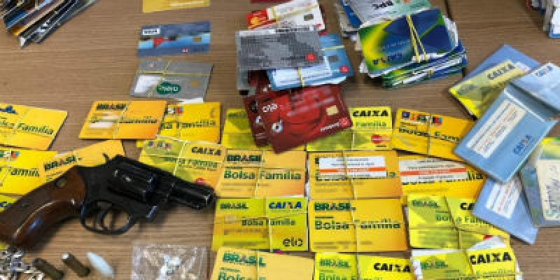 Suspeito de agiotagem é preso com grande quantia em dinheiro, arma e cartões de benefícios sociais; Veja 