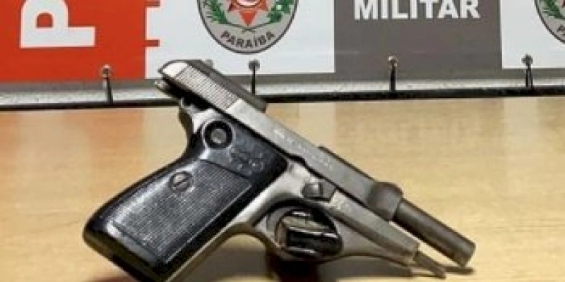 Homem é flagrado em abordagem com arma escondida dentro de veículo 