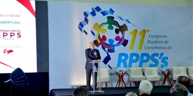 Presidente do TCE-PB diz em congresso que a expansão de servidores temporários é o grande desafio para 2024