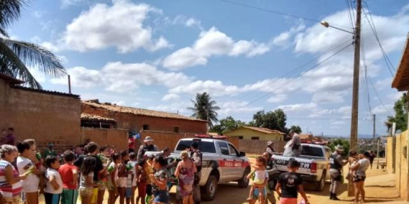 Crianças recebem brinquedos durante campanha do 12º BPM em Catolé do Rocha 
