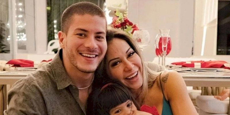 Filha de Mayra e Arthur teve parada respiratória antes de ir para UTI