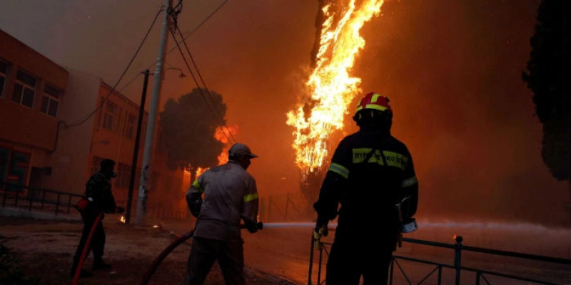 Sobe para 50 número de mortos em incêndios na Grécia; Veja