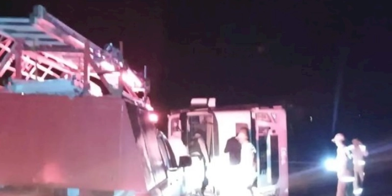 Corpo de Bombeiros é acionado para socorrer motorista de caminhão, vítima de acidente automobilístico 