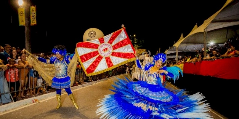 Escolas de samba, tribos indígenas e clubes de frevo encantam público na segunda noite de desfile