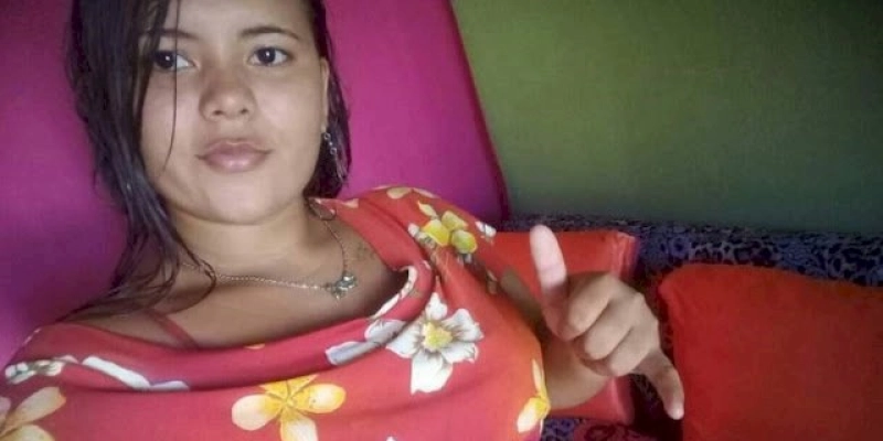 Jovem que morreu em acidente de moto estava grávida, e caiu após companheiro empinar o veículo
