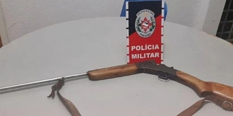 Mulher de 51 anos é vítima de violência doméstica; arma de fogo á apreendida no local 