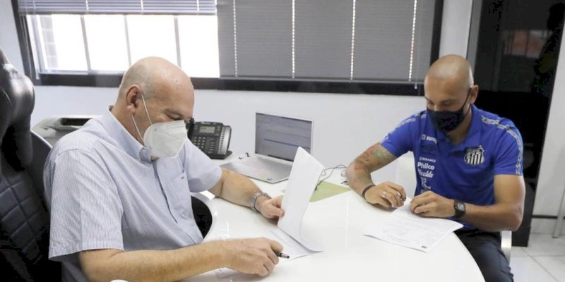 Santos oficializa a contratação do zagueiro Maicon, ex-Cruzeiro e São Paulo