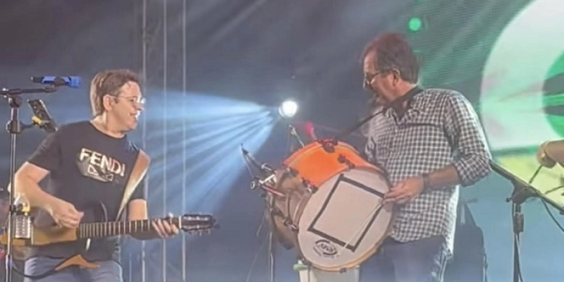 Na primeira noite do Arraial do Coco, prefeito Fábio Tyrone toca zabumba na apresentação do cantor Gilson Mania