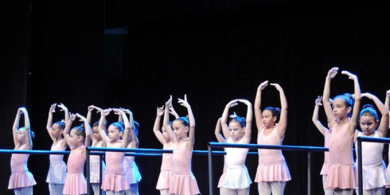 Theatro Santa Roza inscreve para turmas de balé, pilates, dança contemporânea e do ventre