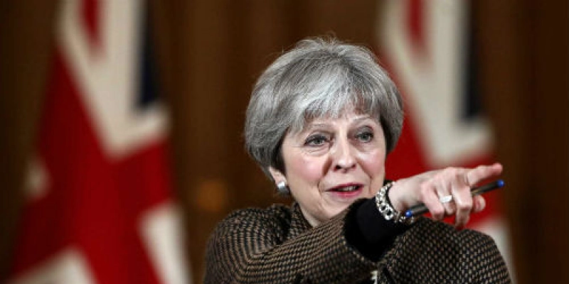 May acusa Síria e Rússia de esconderem provas de ataque