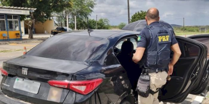 Carro e semirreboque são recuperados pela PRF na Paraíba