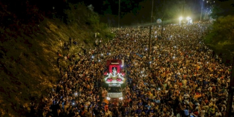 Procissão de Nossa Senhora da Penha reúne milhares de fiéis em retomada após início da pandemia