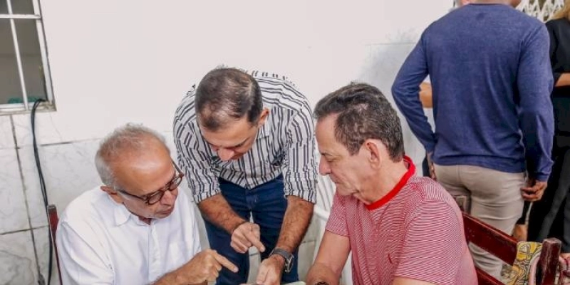 Cícero Lucena assina ordem de serviço para pavimentação e urbanização de ruas em Paratibe