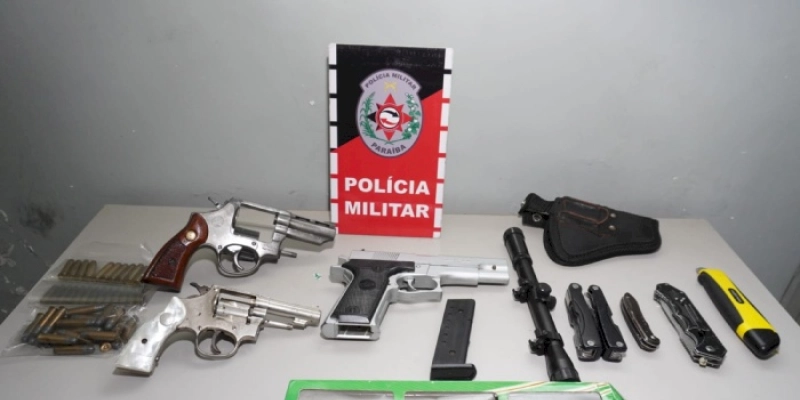 Ação da Polícia apreende estudante com armas, munições e canivetes em escola, na Paraíba