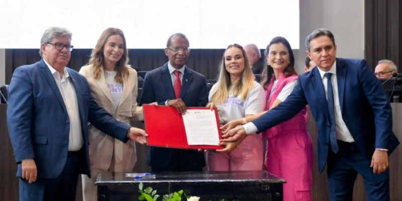 João Azevêdo assina termo de cooperação para implantação do programa de combate à violência contra a mulher
