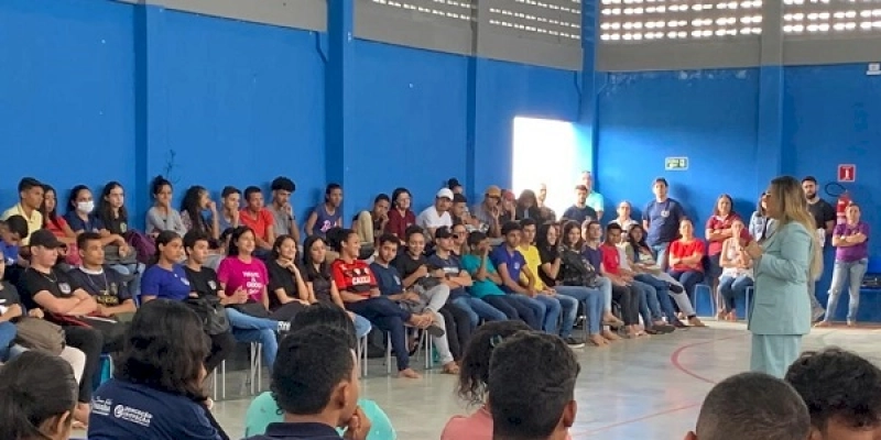 Promotora de Justiça fala sobre violência contra a mulher a estudantes de escola pública