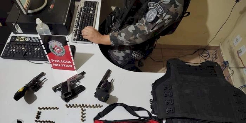 Polícia apreende armas, munições, coletes balísticos e drogas no Litoral Sul