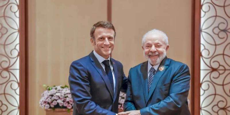 Lula e Macron visitam floresta e conversam com indígenas em Belém