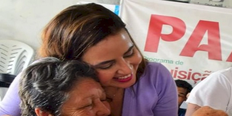 Secretária Pollyanna realiza a entrega de cestas de alimentos da agricultura familiar a mulheres em situação de vulnerabilidade social