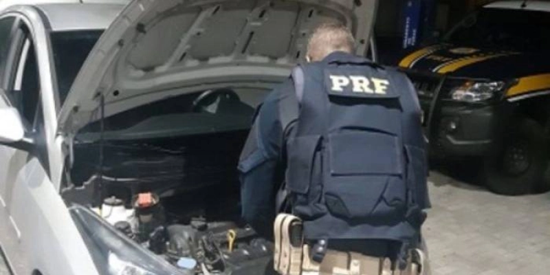 Carro roubado é apreendido pela PRF na BR-230, no Sertão paraibano
