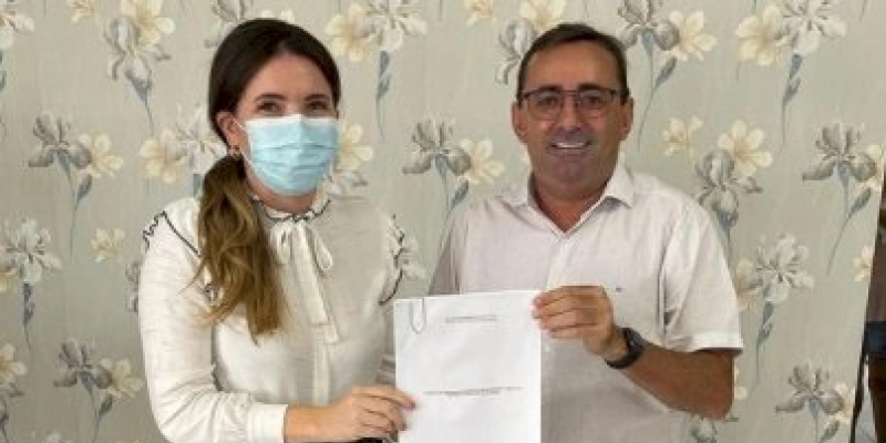 Radamés recebe de Amanda Silveira cópia do projeto de implantação de bases do SAMU em São Gonçalo e no Distrito de Lagoa dos Estrelas 