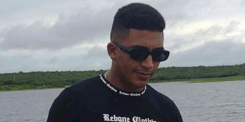 Capotamento deixa jovem morto e outro ferido em rodovia estadual, no sertão 