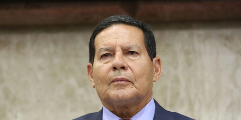 Mourão diz que retorno do ensino de educação moral e cívica é avaliado