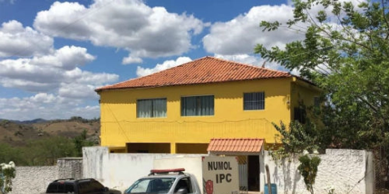 Bandidos invadem residência, roubam objetos de valor e matam o proprietário do imóvel 