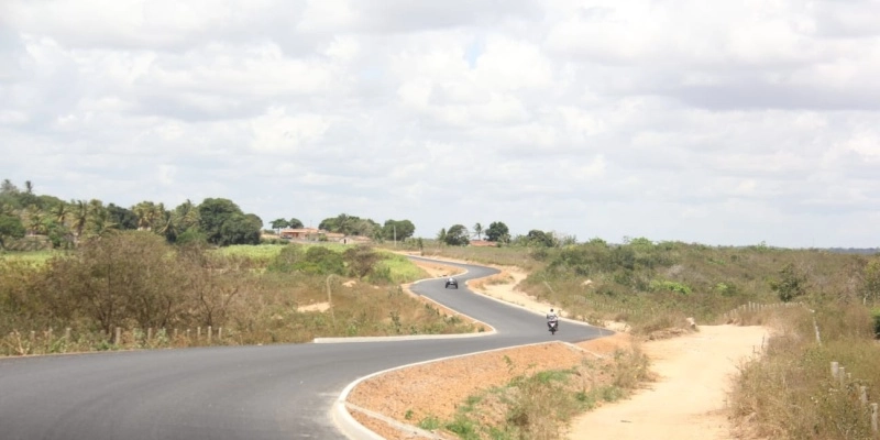 Governadora em exercício inspeciona obras da PB-103 e destaca importância da rodovia para o desenvolvimento do Brejo 