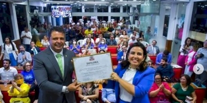 Ex-deputada Pollyanna Dutra recebe título de cidadã pessoense durante sessão na Poder Legislativo nesta quarta