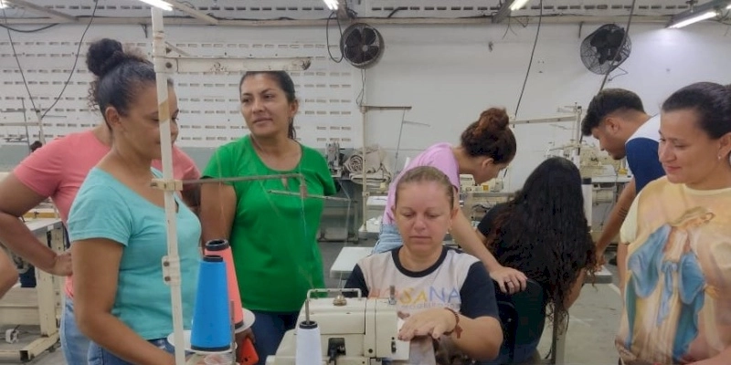 Com ajuda do SENAI costureiras recomeçam a vida profissional e criam cooperativa de fabricação de roupas e acessórios