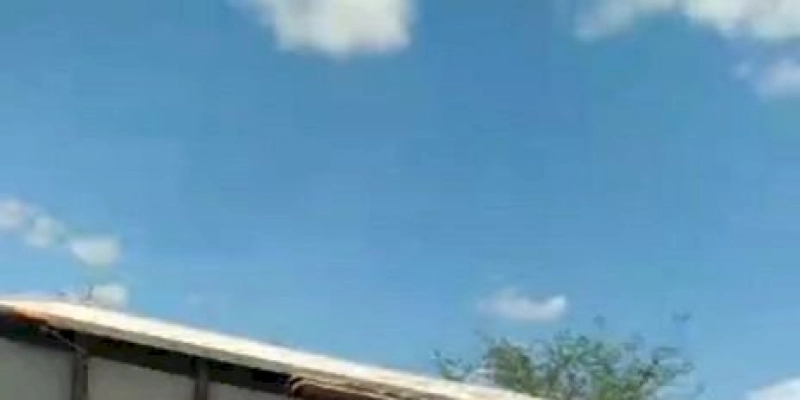 Motorista morre preso nas ferragens após carreta tombar em curva na PB-325, no Sertão 