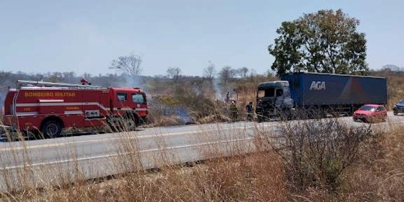  Carreta pega fogo na BR-230, próximo a Divinópolis, Distrito de Cajazeiras 