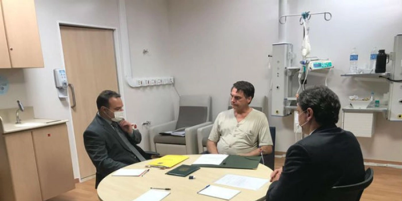 Bolsonaro tem dreno e sonda nasogástrica retirados