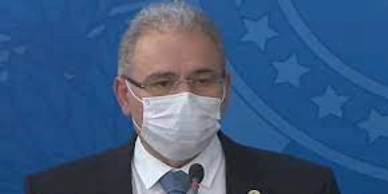 Ministro chega ao Brasil um dia após testar negativo para covid-19